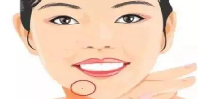 女人右下巴有痣代表什么